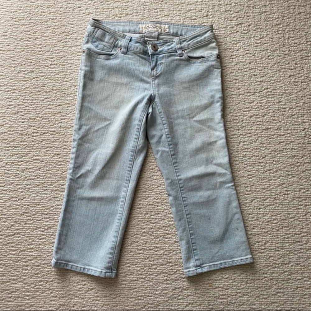 2/$25 🏴‍☠️ Garage Light Wash Denim Capris